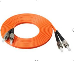 LSZH/PVC/PU Jacket Material FC-ST Patch Cord met hoge temperatuurstabiliteit en ≤0,3 dB Invoegverlies