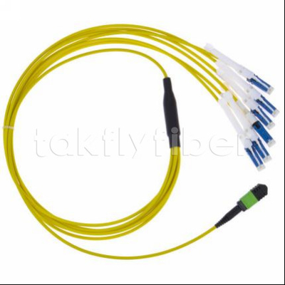 Duurzaam MPO-CS-patch cord voor telecommunicatienetwerken Intertiestof ≤0,3dB Glasvezeldiameter 50/125