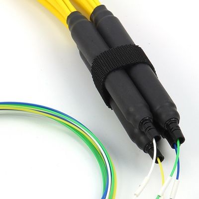 SM G657A 4 boort MPO MTP aan 1x8-Splitsersfanout Kabel voor Data Center Aanleg van kabelnetten uit