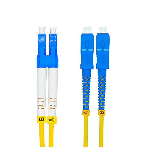 Telecom-grade glasvezel patchcord met < 0,3 dB verlies UPC/APC Polieren Blauw/Beige connector kleur