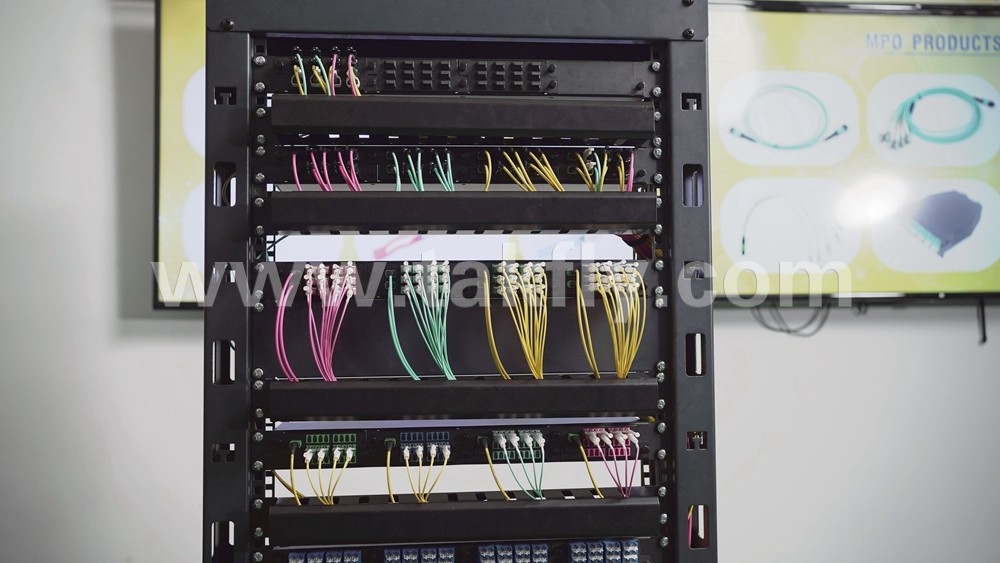 Nieuw ontworpen MPO High Density Patch Panel en Rack Mount van klein formaat, lichtgewicht, botstendend